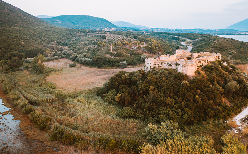 Το Κάστρο Γρίβα σε μια εντυπωσιακή τοποθεσία Το Κάστρο Γρίβα σε μια εντυπωσιακή τοποθεσία