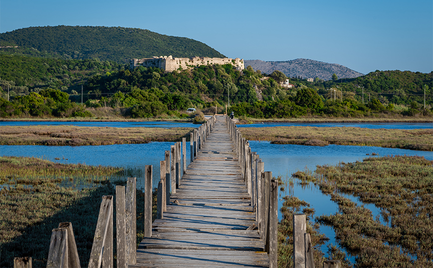 Ξύλινη γέφυρα οδηγεί στο Κάστρο Γρίβα Ξύλινη γέφυρα οδηγεί στο Κάστρο Γρίβα