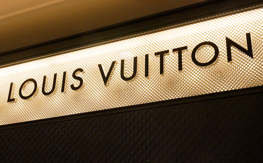 Louis Vuitton: Αυξάνει τις τιμές της παγκοσμίως την Τετάρτη &#8211; Ποιος είναι ο λόγος