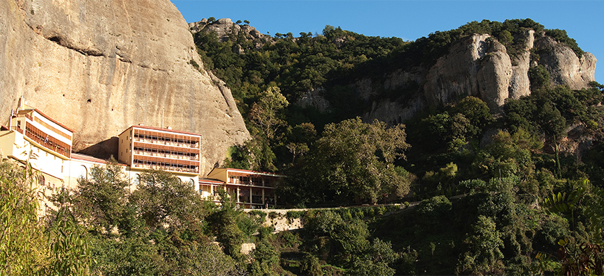 Πανοραμική άποψη του Μέγα Σπηλαίου στα Καλάβρυτα Πανοραμική άποψη του Μέγα Σπηλαίου στα Καλάβρυτα