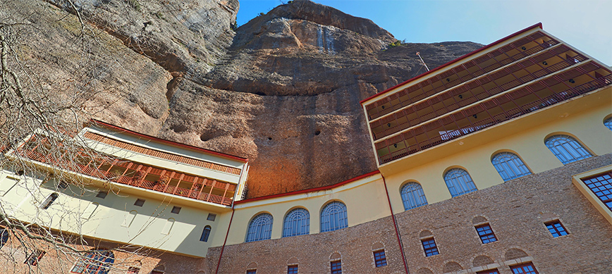 Εντυπωσιακή άποψη του Μέγα Σπηλαίου στα Καλάβρυτα Εντυπωσιακή άποψη του Μέγα Σπηλαίου στα Καλάβρυτα