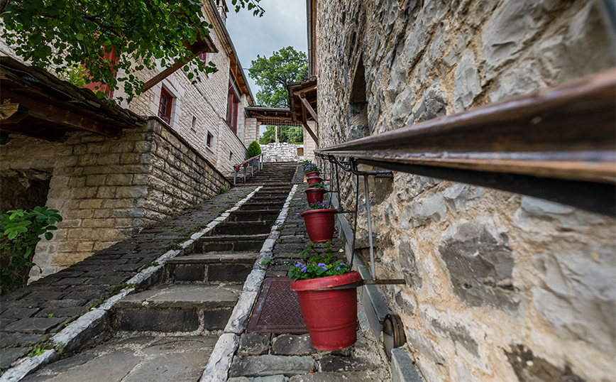 Πέτρινη σκάλα στο Μικρό Πάπιγκο