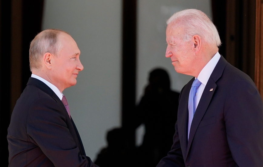 Ουκρανία: «Ναι» Μπάιντεν και Πούτιν στην πρόταση Μακρόν για Σύνοδο Κορυφής