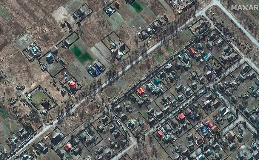 Οι ρωσικές δυνάμεις συνεχίζουν να κινούνται προς το Κίεβο, σύμφωνα με φωτογραφίες από δορυφόρο