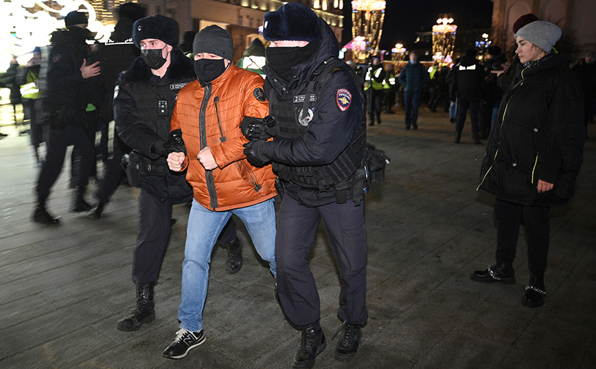 Ρωσία: Συλλήψεις διαδηλωτών που διαμαρτύρονται για την εισβολή στην Ουκρανία
