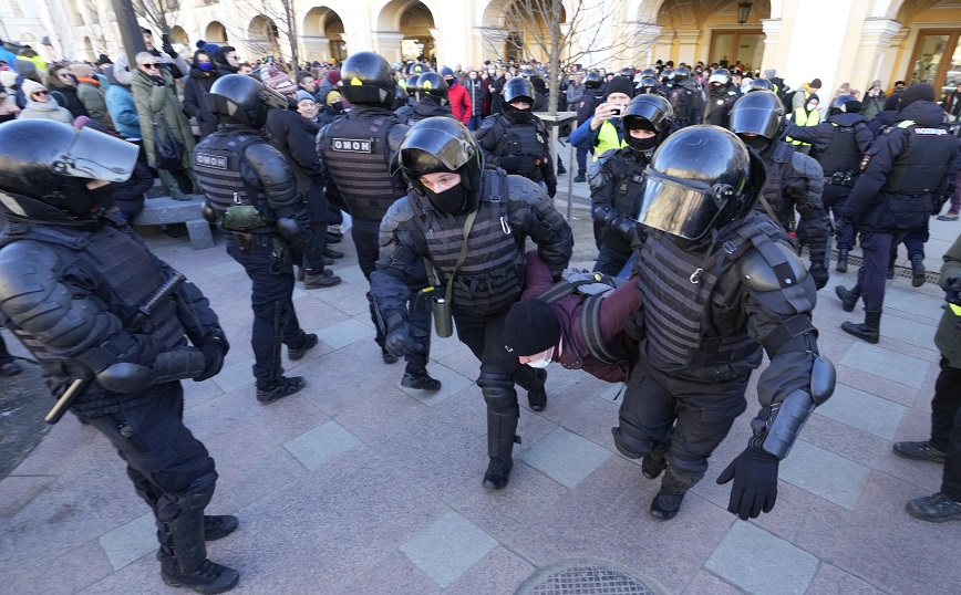 Πόλεμος στην Ουκρανία: «Δόξα στο Κίεβο» &#8211; Αντιπολεμικές διαδηλώσεις σε Ρωσία και Ευρώπη