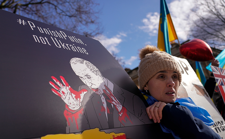 Εισβολή στην Ουκρανία: «Ο Πούτιν σκοτώνει» &#8211; Διεθνής κατακραυγή από πολίτες