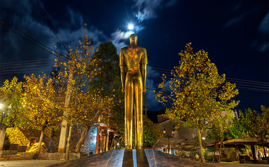 Γλυπτό στην κεντρική πλατεία της Βυτίνας Γλυπτό στην κεντρική πλατεία της Βυτίνας