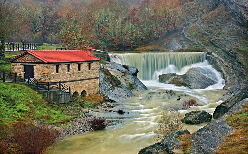 Ο καταρράκτης στη Χρυσαυγή από ψηλά Ο καταρράκτης στη Χρυσαυγή από ψηλά