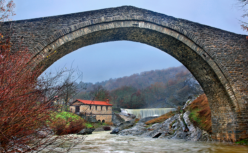 Το γεφύρι στη Χρυσαυγή Το γεφύρι στη Χρυσαυγή
