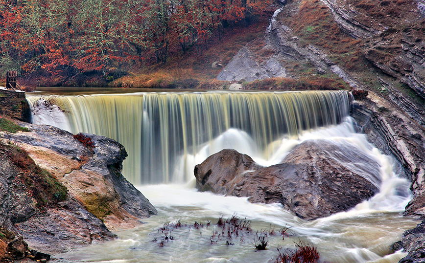 Ο επιβλητικός καταρράκτης στη Χρυσαυγή Ο επιβλητικός καταρράκτης στη Χρυσαυγή