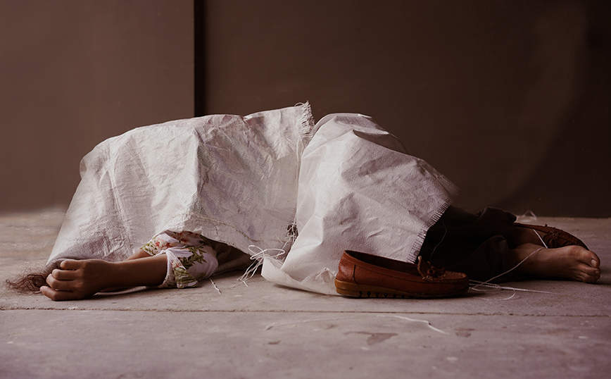 Πτώμα γυναίκας με σεντόνι Πτώμα γυναίκας με σεντόνι