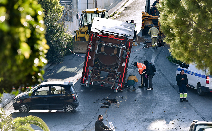 Απίστευτες εικόνες στον Άλιμο: Ο δρόμος «κατάπιε» απορριμματοφόρο