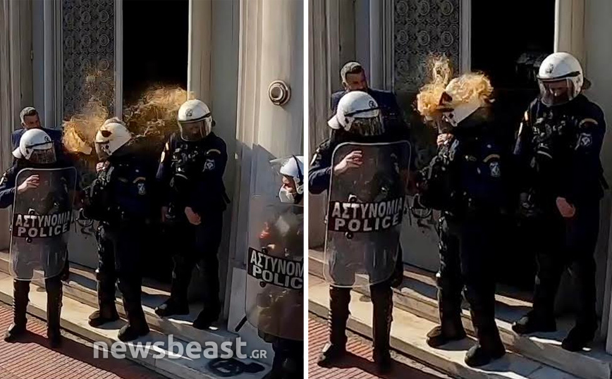Διαδηλωτής πετά καφέ που βρίσκει αστυνομικό των ΜΑΤ στο κεφάλι &#8211; Καρέ καρέ το περιστατικό