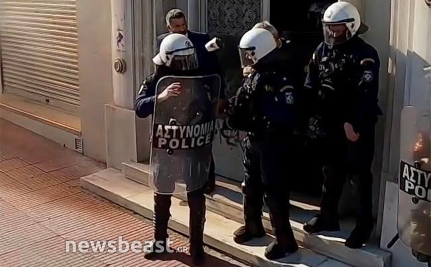 Διαδηλωτές πετούν καφέ σε άντρες των ΜΑΤ