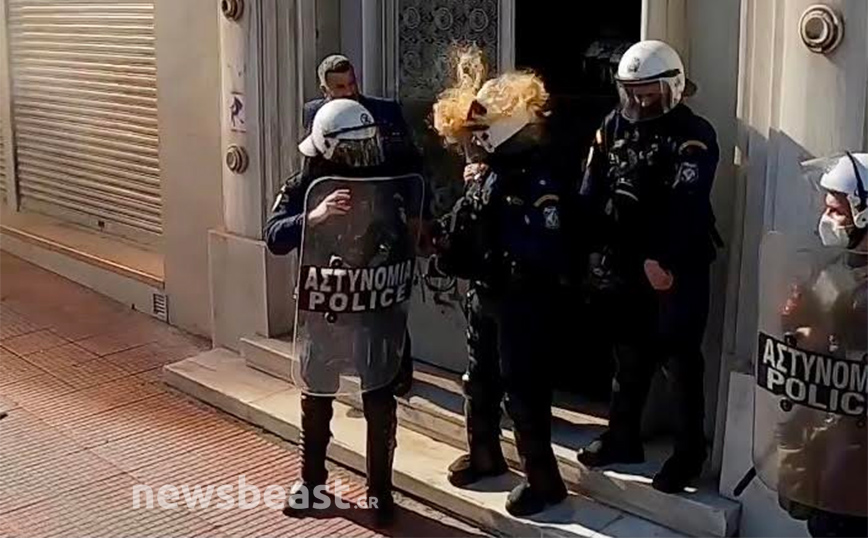 Διαδηλωτές πετούν καφέ σε άντρες των ΜΑΤ