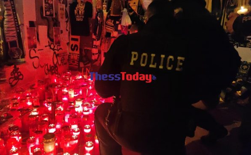 Αστυνομικοί της ομάδας ΔΙΑΣ αφήνουν λουλούδια στο σημείο που δολοφονήθηκε ο Άλκης Αστυνομικοί της ομάδας ΔΙΑΣ αφήνουν λουλούδια στο σημείο που δολοφονήθηκε ο Άλκης