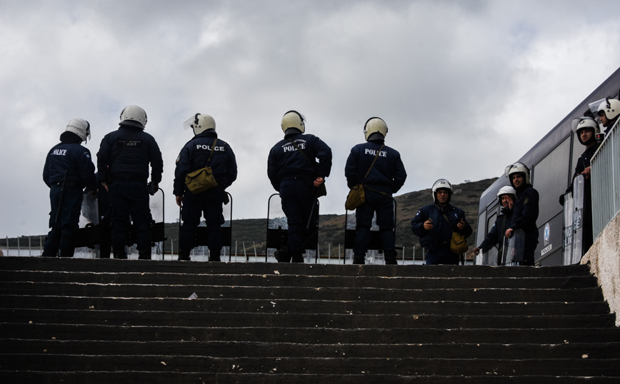 Απίστευτη καταγγελία από αστυνομικό: Μέσα σε σακίδια ομάδας βρήκαμε καπνογόνα και πιστόλια ευθείας βολής