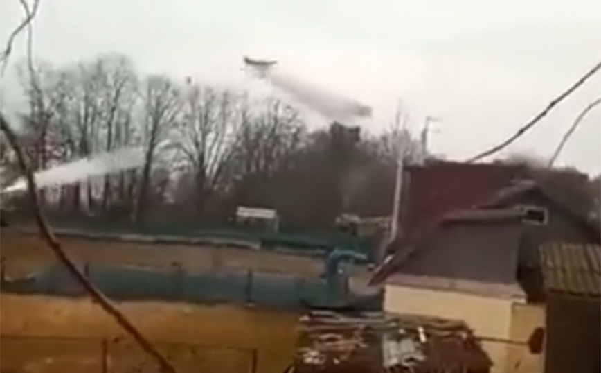 Τρομακτικές εικόνες από την Ουκρανία: Η στιγμή που αεροπλάνο ρίχνει πύραυλο κοντά σε σπίτι