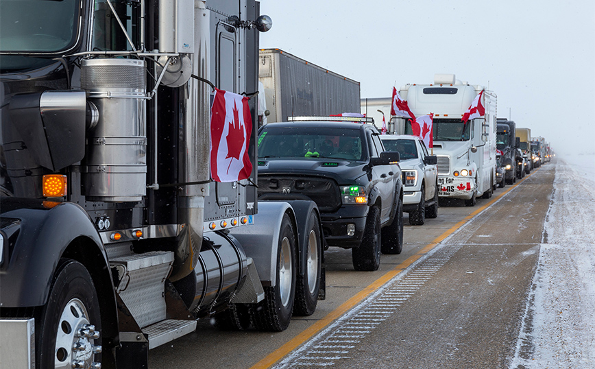 Από τις κινητοποιήσεις διαδηλωτών κατά των μέτρων και του εμβολίου για τον κορονοϊό («Κομβόι Ελευθερίας», Καναδάς) Από τις κινητοποιήσεις διαδηλωτών κατά των μέτρων και του εμβολίου για τον κορονοϊό («Κομβόι Ελευθερίας», Καναδάς)