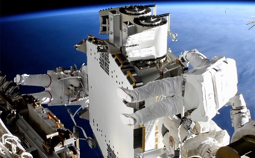 ένας αστροναύτης στο διάστημα ένας αστροναύτης στο διάστημα