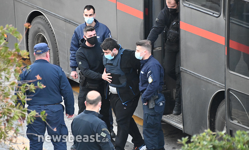 Η άφιξη κατηγορούμενου για τη δολοφονία Τοπαλούδη στο Εφετείο Η άφιξη κατηγορούμενου για τη δολοφονία Τοπαλούδη στο Εφετείο