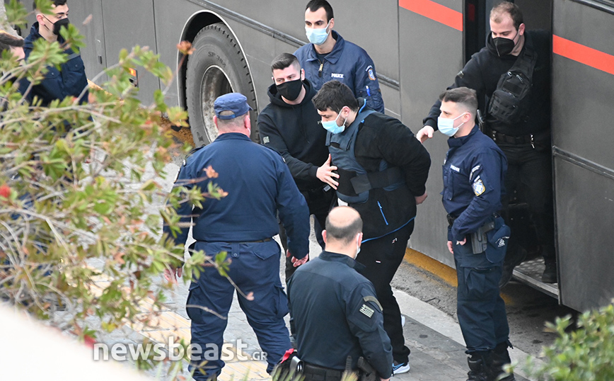 Η άφιξη κατηγορούμενου για τη δολοφονία Τοπαλούδη στο Εφετείο Η άφιξη κατηγορούμενου για τη δολοφονία Τοπαλούδη στο Εφετείο