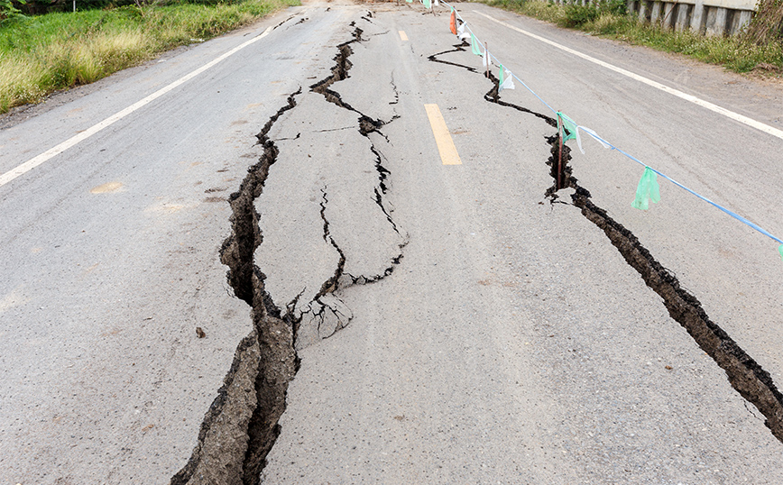Ασφαλτοστρωμένος δρόμος ραγισμένος και σπασμένος από σεισμό