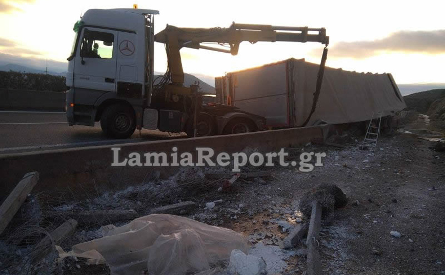 Εκτροπή νταλίκας τα ξημερώματα στην εθνική οδό Εκτροπή νταλίκας τα ξημερώματα στην εθνική οδό