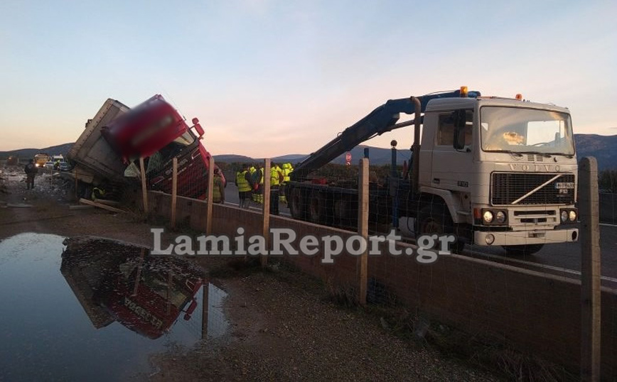 Εκτροπή νταλίκας τα ξημερώματα στην εθνική οδό Εκτροπή νταλίκας τα ξημερώματα στην εθνική οδό