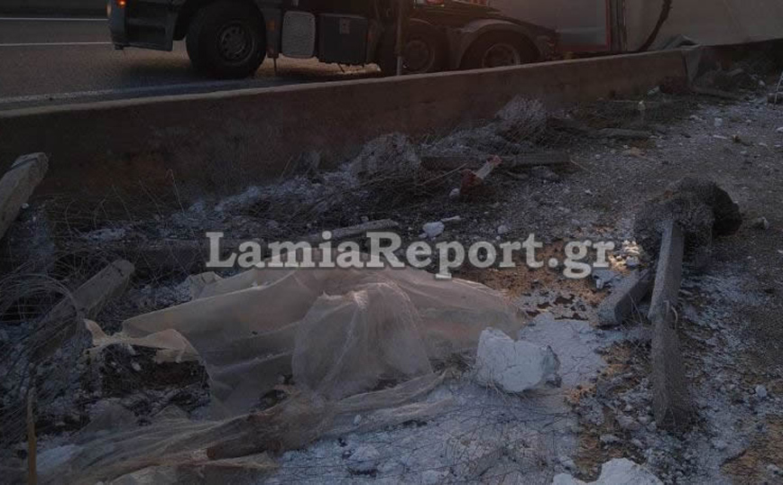 Εκτροπή νταλίκας τα ξημερώματα στην εθνική οδό Εκτροπή νταλίκας τα ξημερώματα στην εθνική οδό