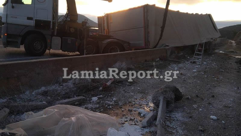 Εκτροπή νταλίκας τα ξημερώματα στην εθνική οδό Εκτροπή νταλίκας τα ξημερώματα στην εθνική οδό