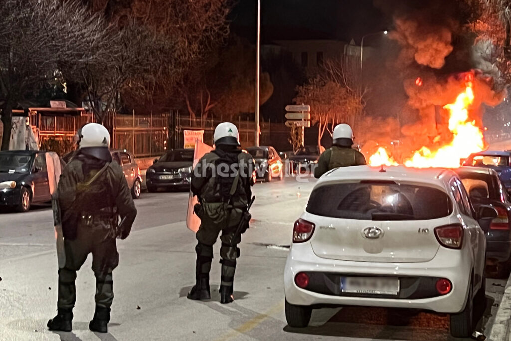 Θεσσαλονίκη: Επίθεση με βόμβες μολότοφ σε διμοιρία των ΜΑΤ έξω από το τουρκικό προξενείο