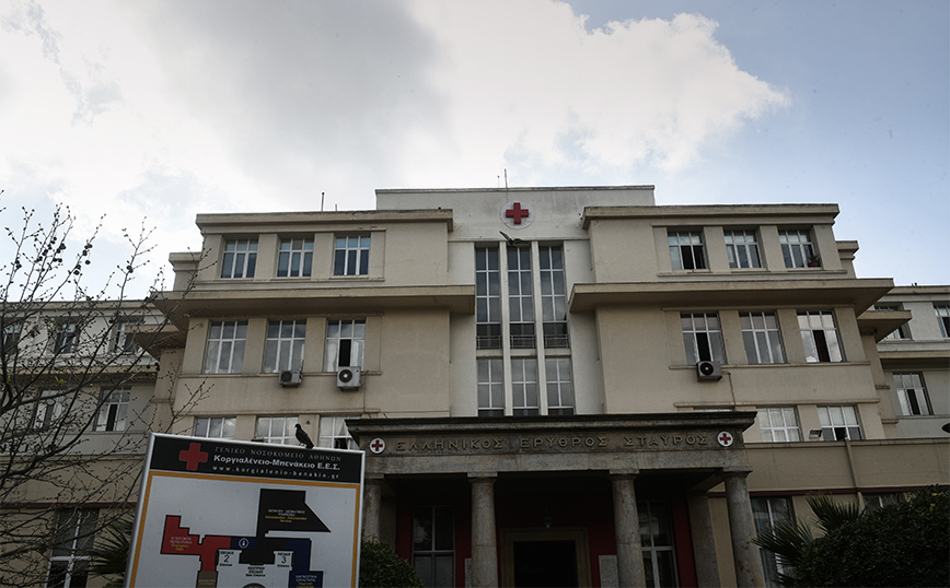 Αναστάτωση με φίλους του «Τζούλιο» έξω από τον Ερυθρό Σταυρό: Έφυγαν στα γύρω στενά μόλις είδαν την αστυνομία – Μία προσαγωγή