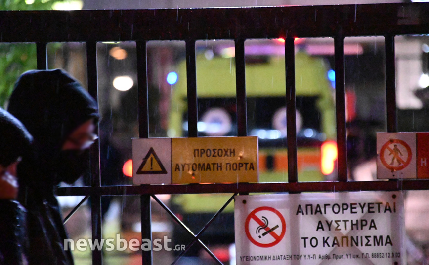 Λήξη συναγερμού στον Ευαγγελισμό: Κατέβηκε από τον 6ο όροφο η γυναίκα που απειλούσε να πέσει στο κενό Λήξη συναγερμού στον Ευαγγελισμό: Κατέβηκε από τον 6ο όροφο η γυναίκα που απειλούσε να πέσει στο κενό