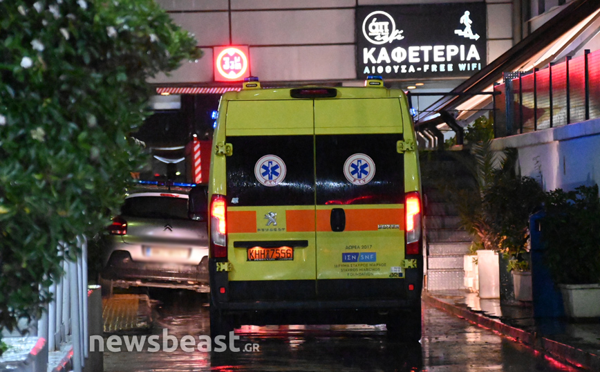 Λήξη συναγερμού στον Ευαγγελισμό: Κατέβηκε από τον 6ο όροφο η γυναίκα που απειλούσε να πέσει στο κενό Λήξη συναγερμού στον Ευαγγελισμό: Κατέβηκε από τον 6ο όροφο η γυναίκα που απειλούσε να πέσει στο κενό