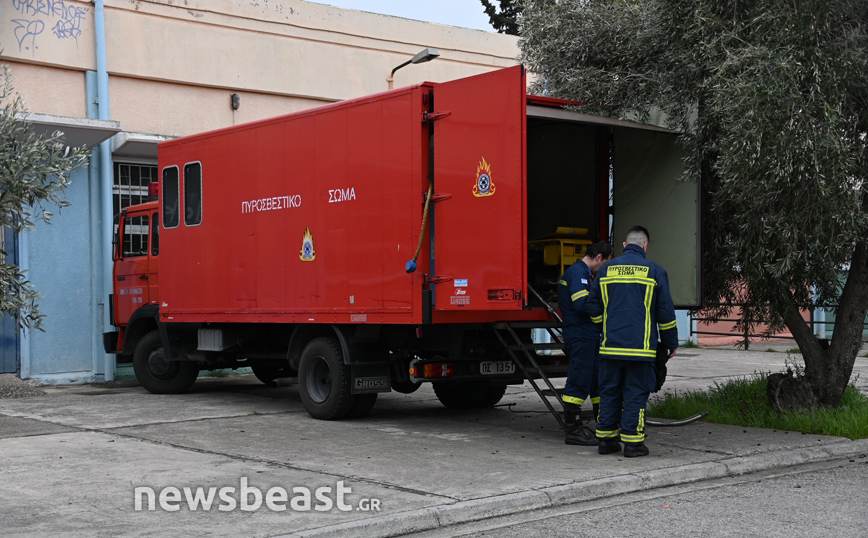 Υπό έλεγχο η φωτιά σε αποθήκη σχολικού συγκροτήματος στο Αιγάλεω