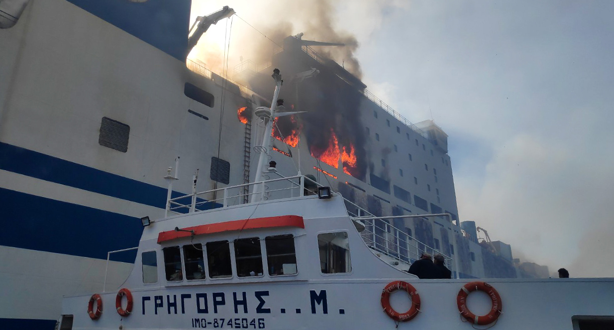 Φλεγόμενο πλοίο: Αίσιο τέλος για τους δύο εγκλωβισμένους – Σώθηκαν από την ΕΜΑΚ