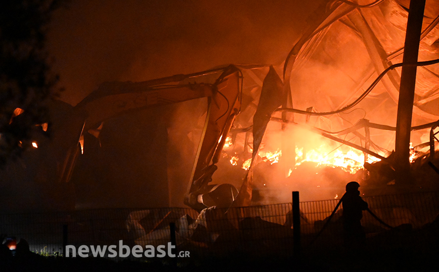 Εικόνες από τη μεγάλη φωτιά σε αποθήκες στο Κορωπί: Το κτήριο καίγεται ολοσχερώς