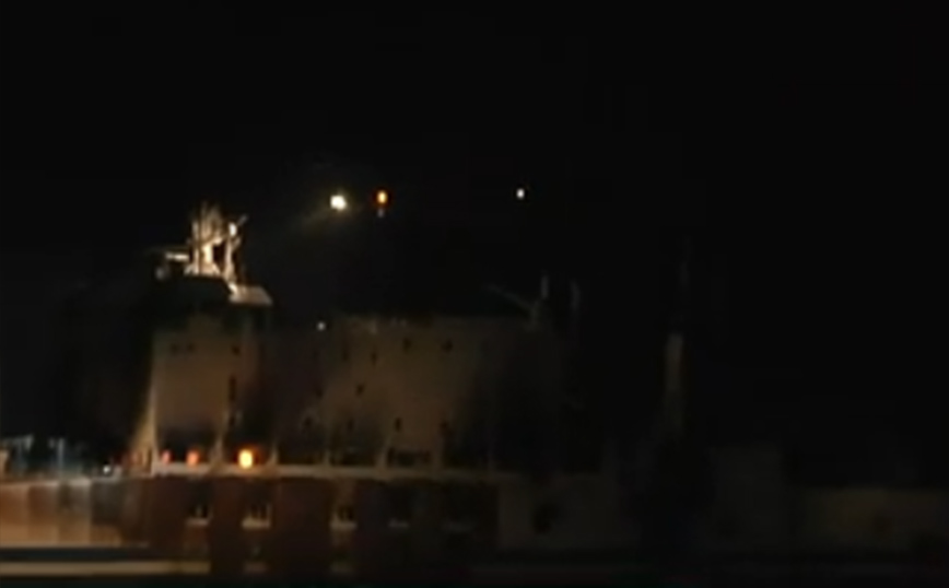 Φλεγόμενο πλοίο: Σταματούν οι έρευνες στο εσωτερικό του, απομακρύνθηκαν οι άνδρες της ΕΜΑΚ