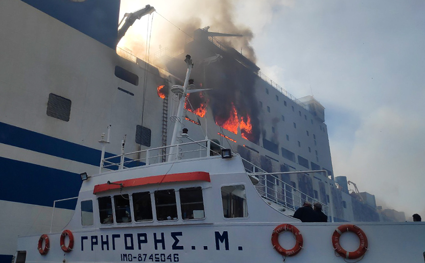 «Euroferry Olympia»: Σε δύσκολες συνθήκες η ολονύκτια επιχείρηση της ΕΜΑΚ &#8211; Αγωνία για τους αγνοούμενους