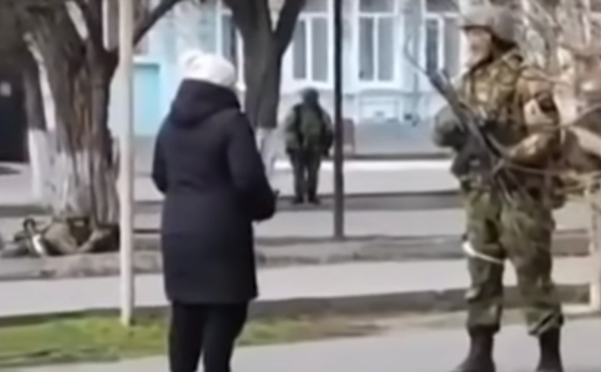 Εισβολή στην Ουκρανία &#8211; Γυναίκα σε Ρώσο στρατιώτη: Τι σ… κάνετε εδώ; Βάλε ηλιοτρόπια στην τσέπη σου