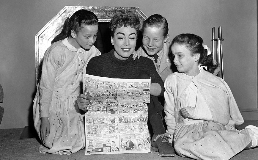 Η Τζόαν Κρόφορντ με την οικογένειά της Η Τζόαν Κρόφορντ με την οικογένειά της