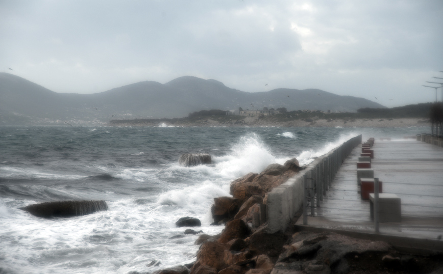 Δεμένα τα πλοία σε πολλά λιμάνια λόγω των θυελλωδών ανέμων σε Αιγαίο και Ιόνιο