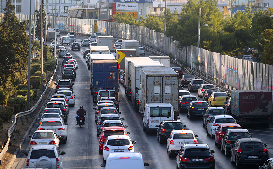 Κίνηση τώρα: Τροχαίο με φορτηγό στον Κηφισό &#8211; Μποτιλιάρισμα στους δρόμους της Αθήνας