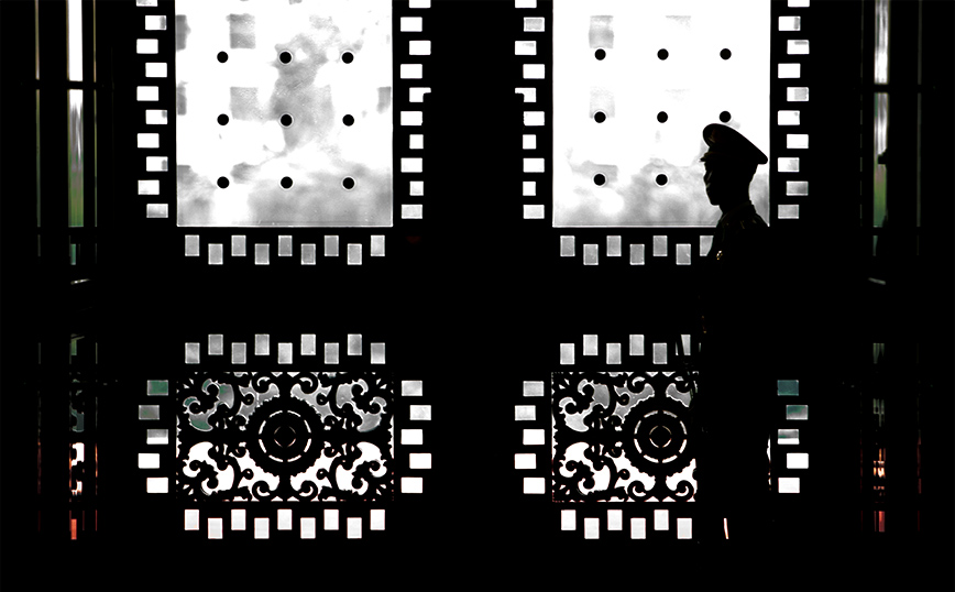 Φύλακας σε κτίριο στο Πεκίνο Φύλακας σε κτίριο στο Πεκίνο