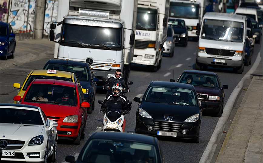 Κίνηση τώρα: Κλειστή η αριστερή λωρίδα στην Αθηνών &#8211; Λαμίας στα ΚΤΕΛ, στο ρεύμα προς Πειραιά