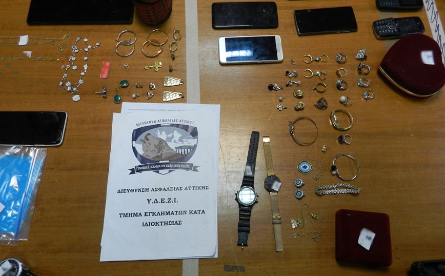 Βίντεο ντοκουμέντο από τη δράση της «συμμορίας των 12» με τις 46 διαρρήξεις των 510.000 ευρώ Βίντεο ντοκουμέντο από τη δράση της «συμμορίας των 12» με τις 46 διαρρήξεις των 510.000 ευρώ