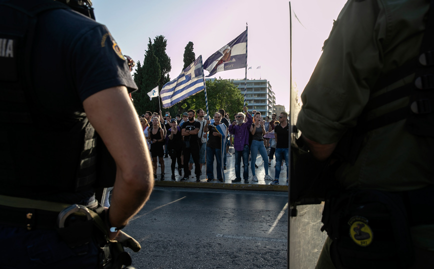H άρνηση για το εμβόλιο μπορεί να κρύβει παιδικά τραύματα