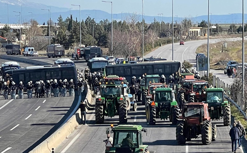 Λάρισα: Οι αγρότες έφτασαν με τα τρακτέρ στη Νίκαια – «Μπλόκο» από τα ΜΑΤ